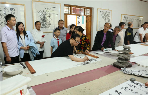 雄县举办迎国庆金秋书画展