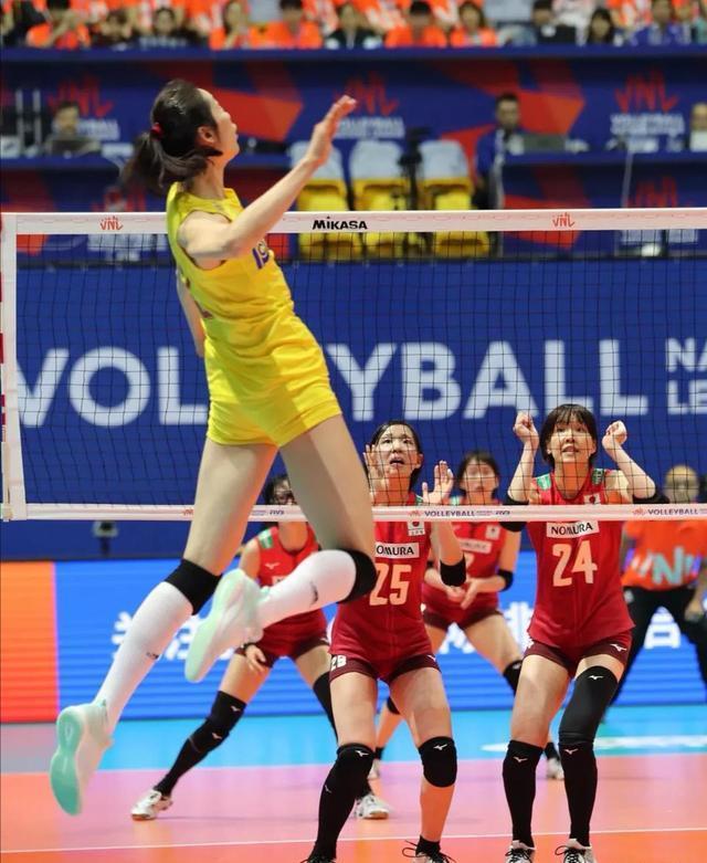 原创解图朱婷扣球时谁能知道日本女排这俩拦网队员在想什么