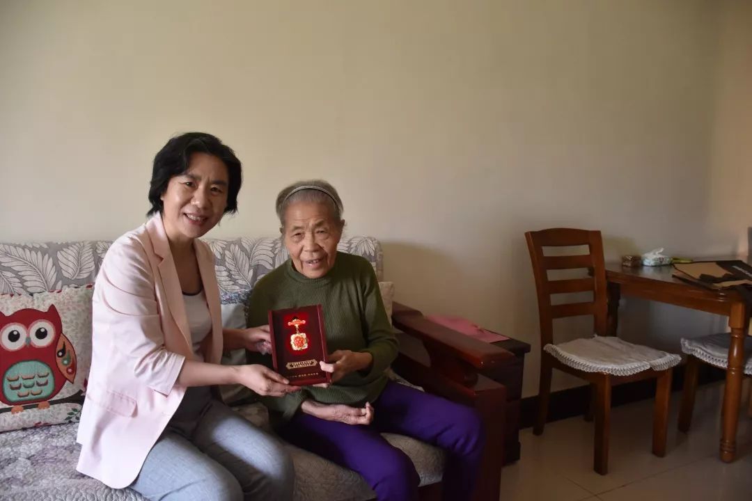 在建国前老党员韩志勇家中,宁淑敏关切询问了她的生活情况和身体状况