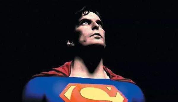 在1978年的超人电影《超人1》中,里夫超的女友路易斯·莱恩因为意外被