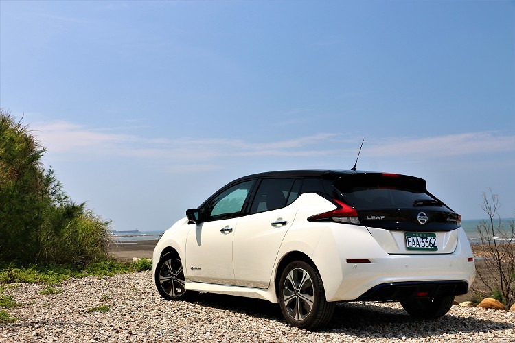 慢慢的被消费者给接受试驾日产leaf纯电车