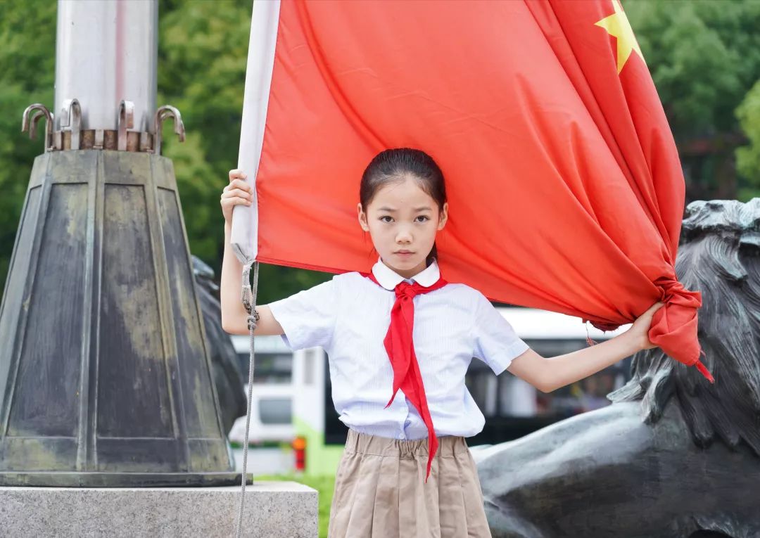 12张宸嫣当五星红旗通过我手中的线缓缓升向天空时,内心在澎湃,骄傲之