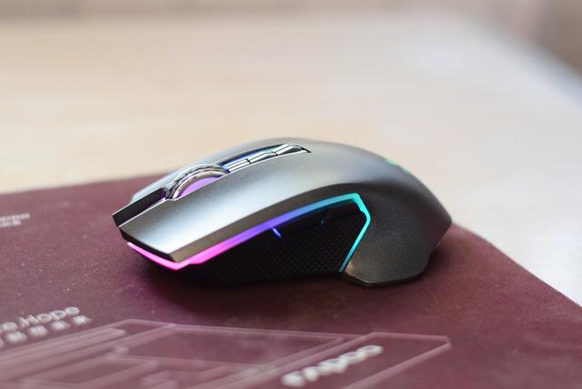 雷柏v20pro双模版在外型上采用了鲨型外观,这也意味着左右手都可以