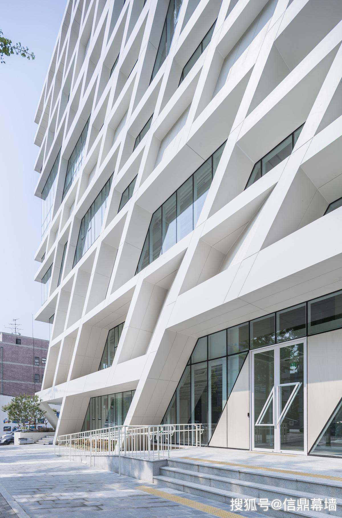 玻璃幕墙立面创造舒适的办公环境