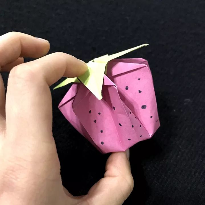 【剪纸手工】少女心满满的手工草莓,三步就能学会,赶紧试试吧!