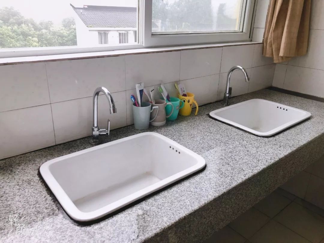 可以可以摆放整齐摆拍一样完美洗手池一角赞哟!