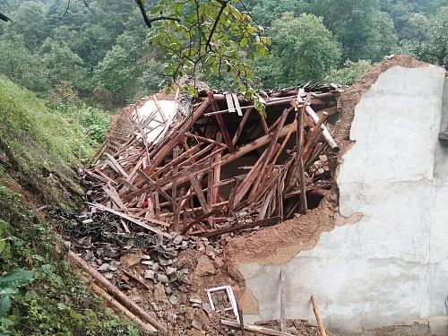 降雨致四间土房轰然倒塌商洛一对老夫妇遭遇惊魂一刻