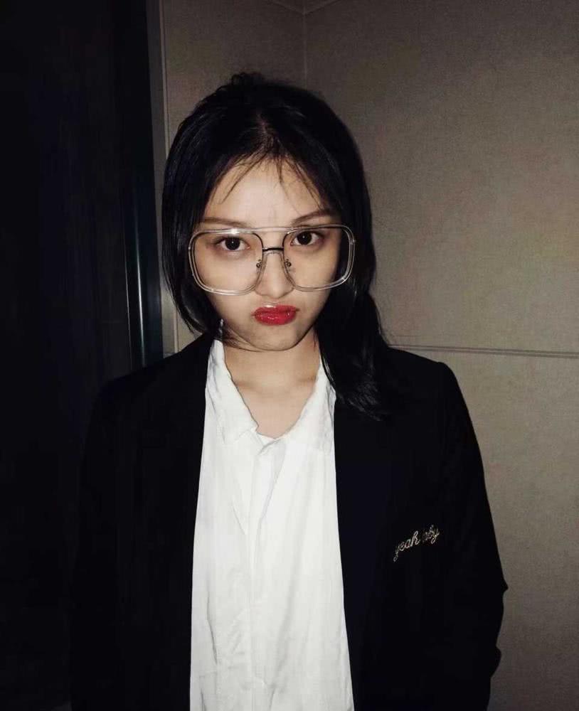 帅气军训小姐姐,拿着枪英气十足