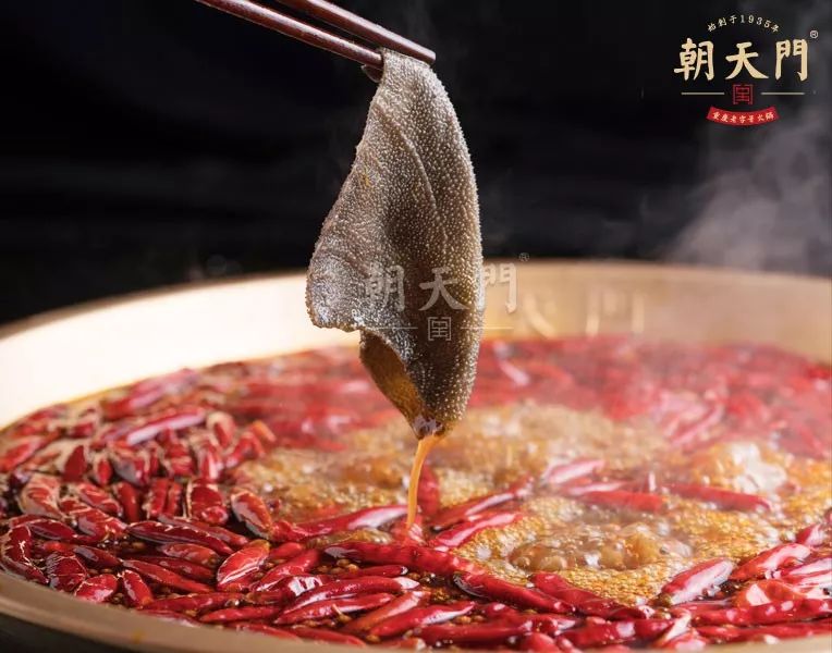 吃重庆火锅标配就是毛肚它开始被称为重庆火锅的半边天当饱满的肉刺在