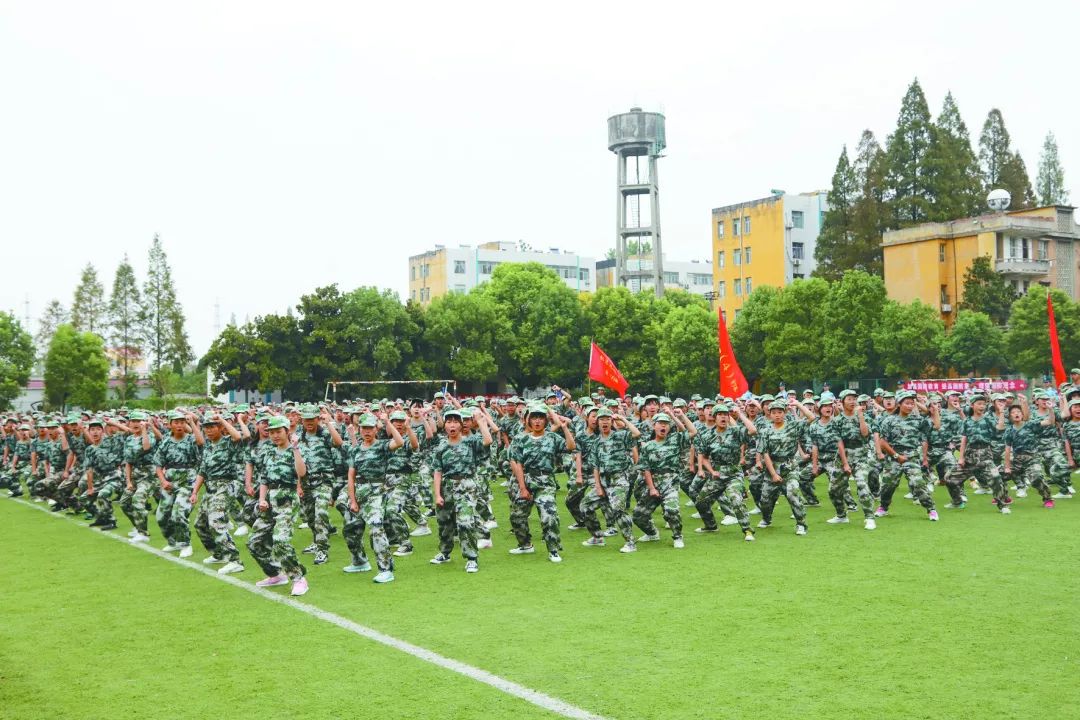 9月13日至18日,张港高级中学2019级新生进行了为期6天的严格军训,这是