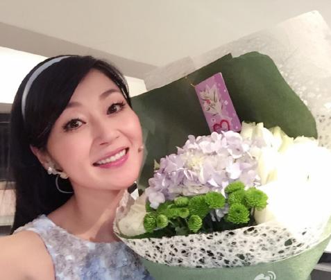 万绮雯嫁陈十三不能生育原因有三她今50岁像25岁爱狗被宠翻