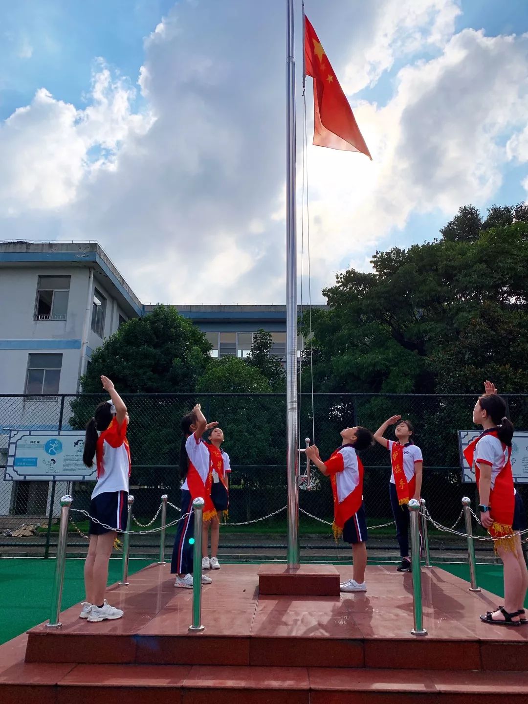 蓝天白云下慈溪的校园更美啦