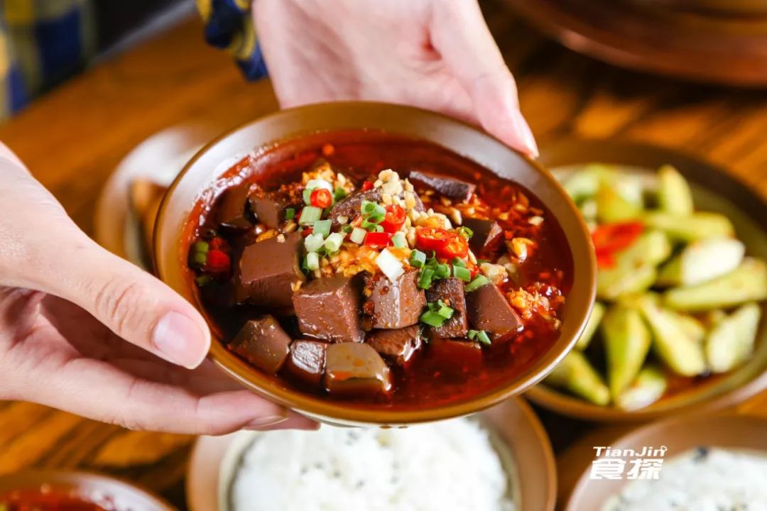 鲜嫩的鸭血连夹的时候都要小心翼翼~入口顺滑入喉,麻辣香交织的口感甚