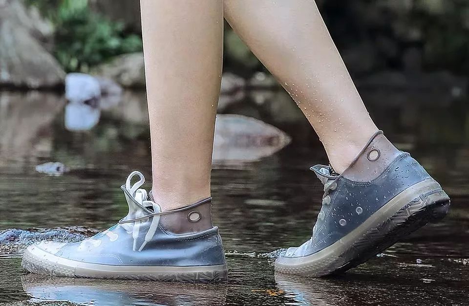 凉鞋,运动鞋都很容易进水湿脚,雨天穿的鞋一旦被雨水淋湿了,又湿又粘