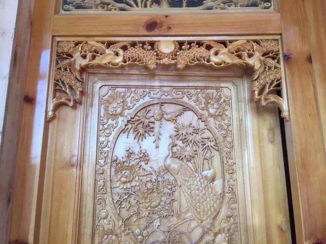 木雕多用于建筑物的格子门,横披,吊柱等部分,其图案造型千变万化,有