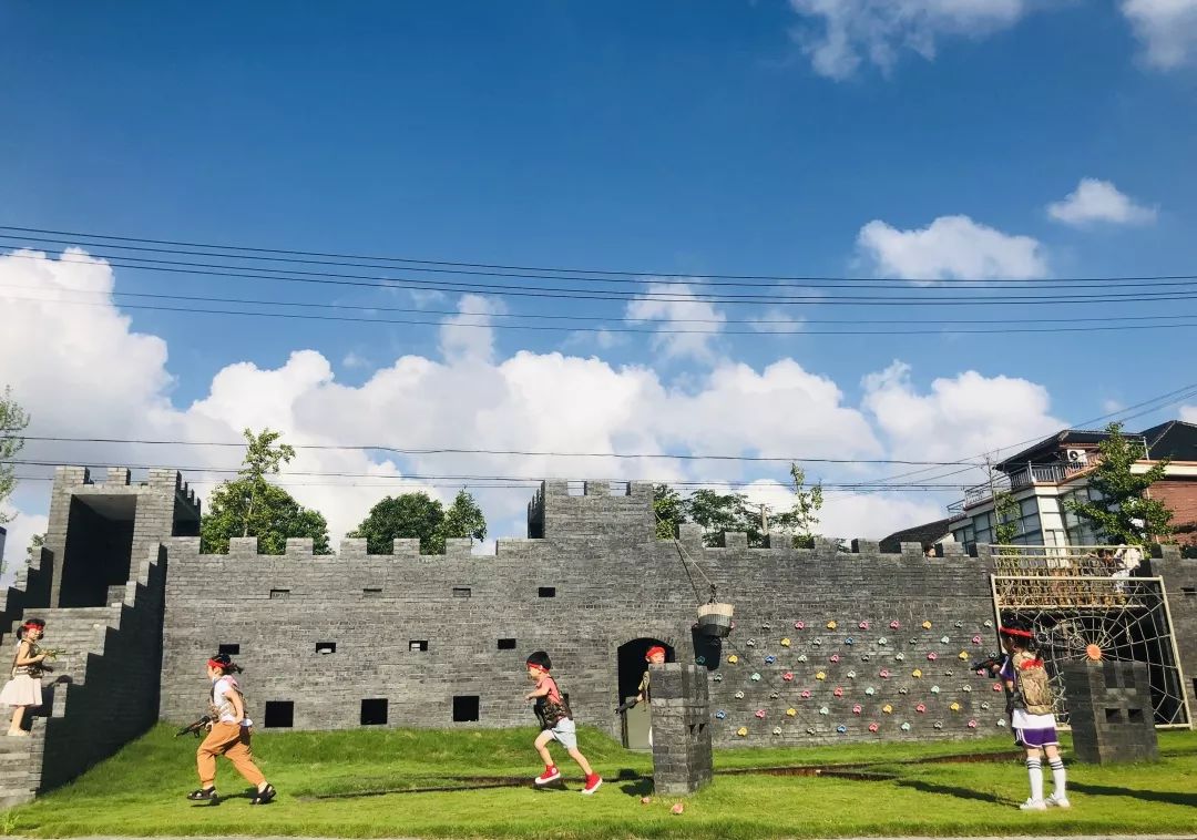 長河鎮實驗幼兒園沐浴在藍天白雲下,孩子們快樂無憂地奔跑著素材|各