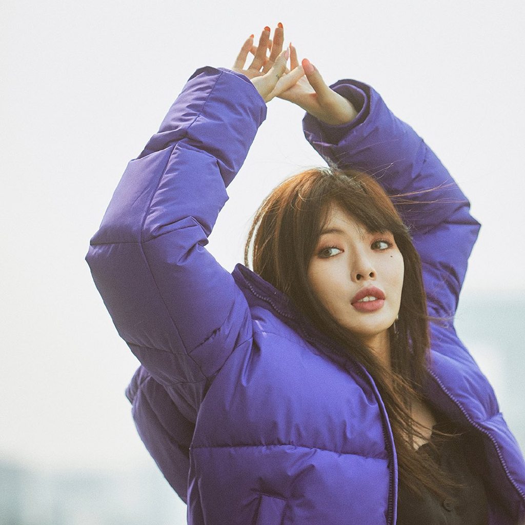 原创金泫雅重新定义羽绒服,看短裤配羽绒服的她多个性?还好不是冬天