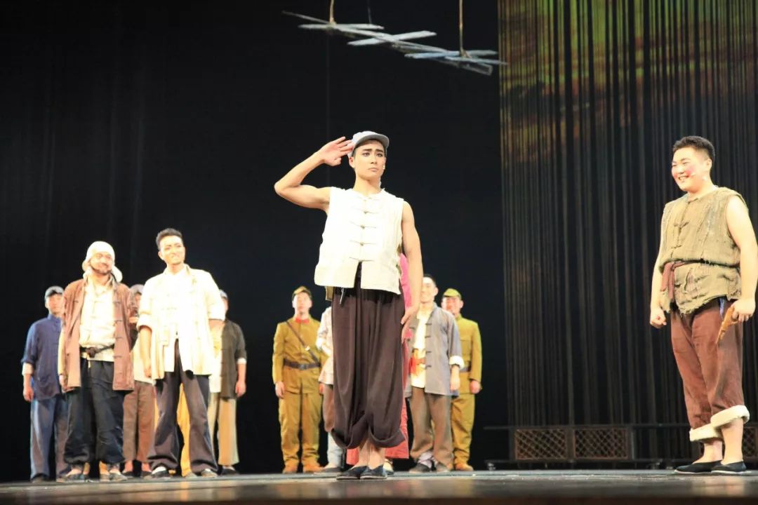 舞台剧《小兵张嘎》经典剧照更多演出信息精英剧场原创舞台剧《幸福