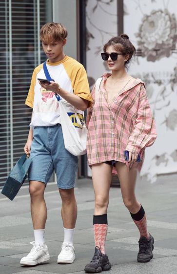 街拍男女情侣穿搭看出感情合拍度网友都说第6对最登对