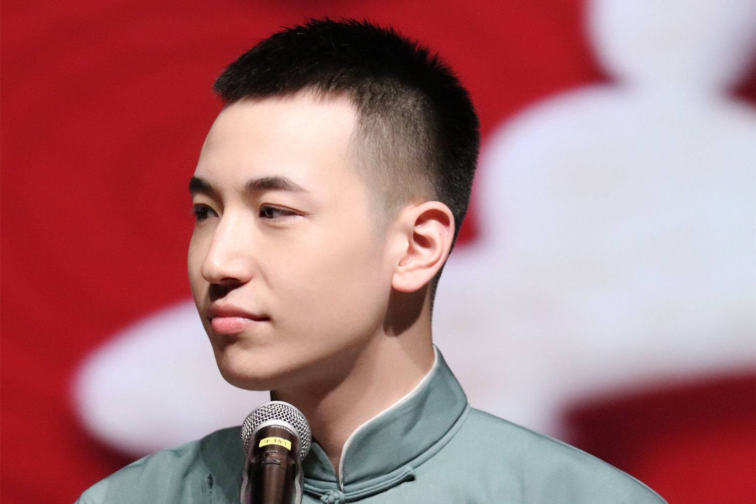 原创郭德纲两徒弟先后换发型引领德云社新风潮返璞归真乃明智之选