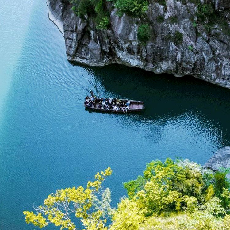 长路漫漫,半晴半雨一段段,美辰良景皆自赏.
