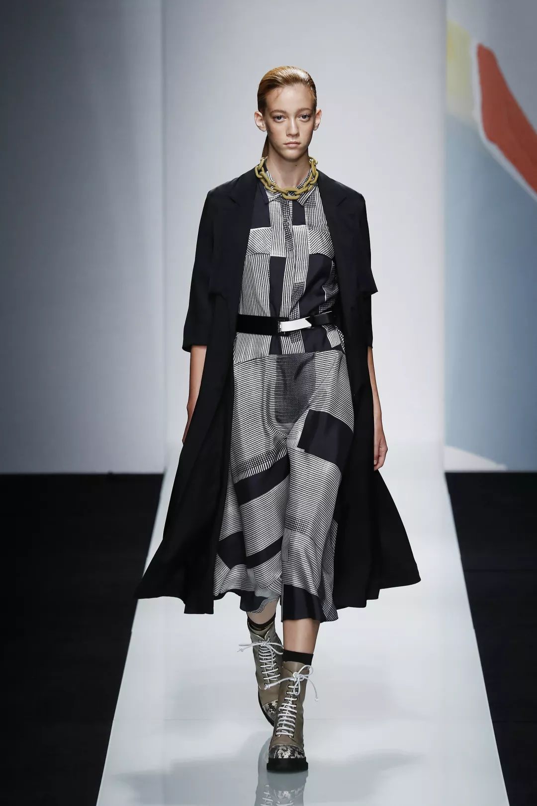 躲进maryling的温柔花卉梦感受服装的戏剧优雅感