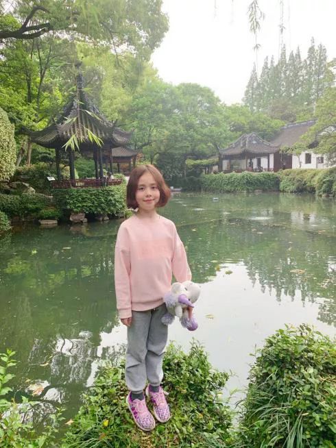 周思敏九岁,学琴一年半,喜爱小动物.