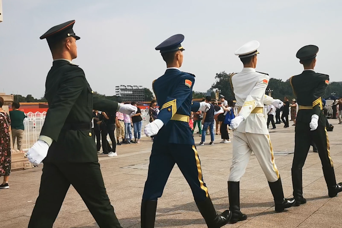 北京天安門這四位軍人每天守護國旗無論颳風下雨向你們致敬