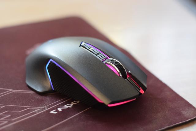 从外表来看雷柏v20pro双模版与常规的竞技鼠标没有太大的区别,流线型