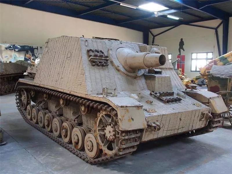 灰熊突击炮展出(图片来自网络)从投产到战争结束共有298辆左右的"