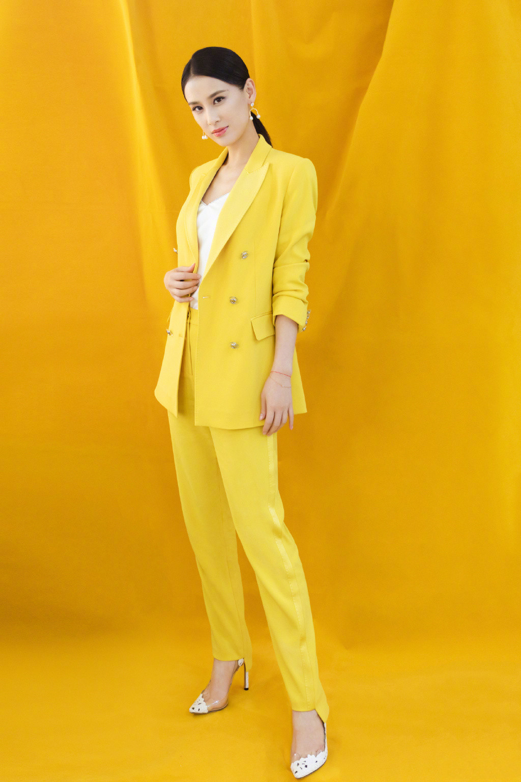 原创黄圣依美回颜值巅峰期,一身亮黄色西装清新干练,36岁状态好极了