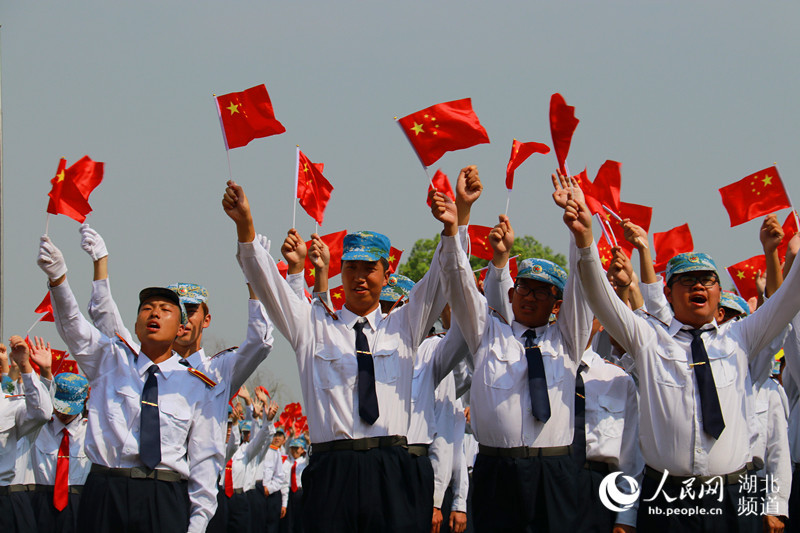 武汉一高校4600余名新生齐唱我和我的祖国庆祝新中国成立70周年