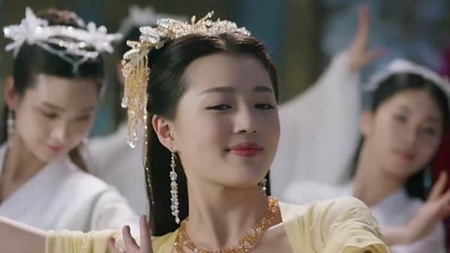 但是玄女喜欢的是离境,而瑶光上神喜欢的是墨渊,他们两个都与夜华没有