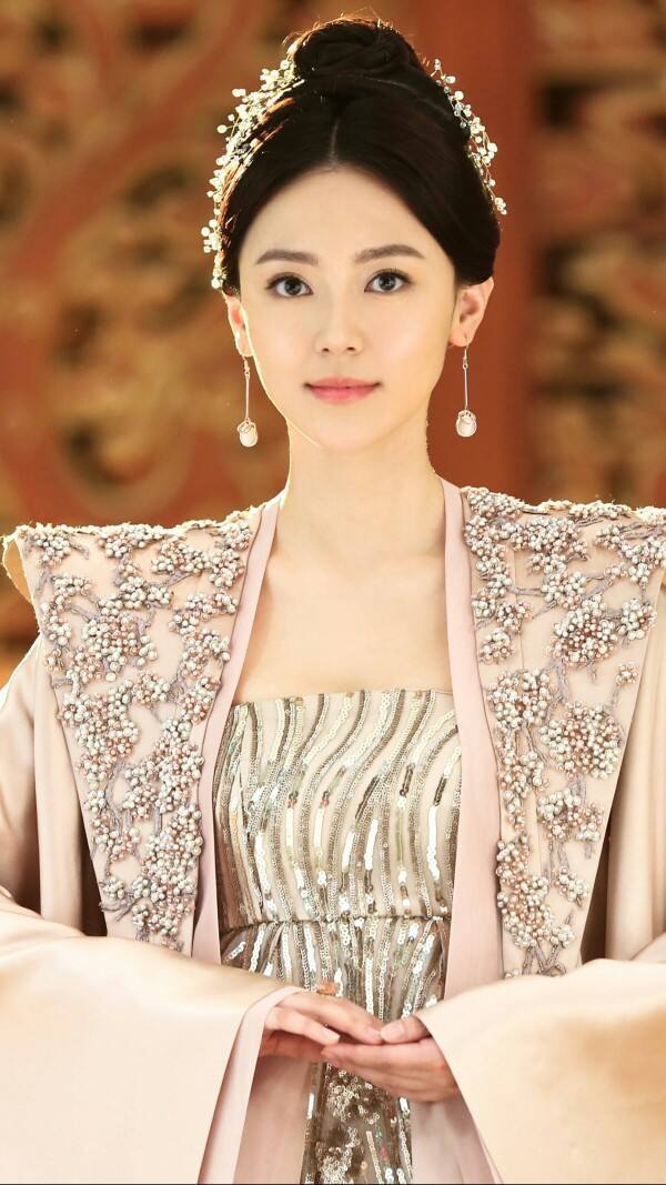 被称为古装剧的公主专业户也被不少男性观众封为完美女神