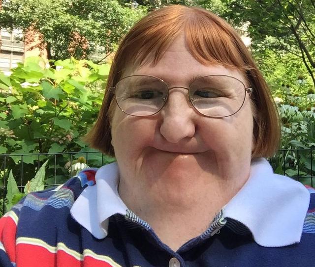 原创美国才女被批太丑禁发自拍她一口气连发三张获30万网友点赞