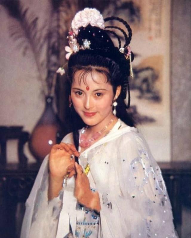 茹萍是温婉大方型的美女,样貌甜美中透着端庄,《聊斋》中的窦女,自有