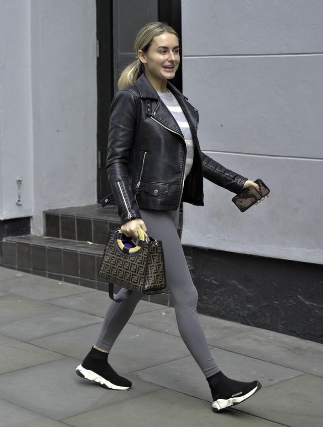 女星艾姆波·戴维现身斯曼彻斯特时尚街拍,她的韵味让人着迷_davies