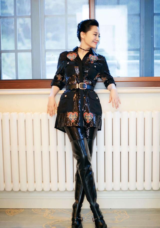 她年过半百还未婚,穿拼接外套配运动裤,皮肤白皙依旧少女感十足