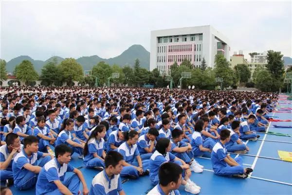 9月10日下午,在第35个教师节来临之际,思南县第八中学隆重举行2019