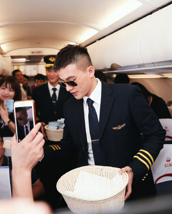 中国机长试探性放出杨颖剧照网友反应激烈纷纷表示不看了