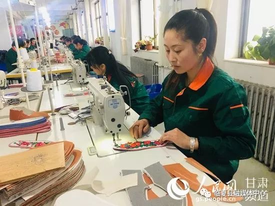 刘尕红正在扶贫车间加工鞋垫.(王彤 摄)