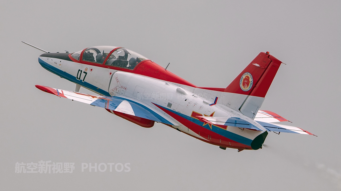 红鹰飞行表演队技术精湛,飞行员是大学教官