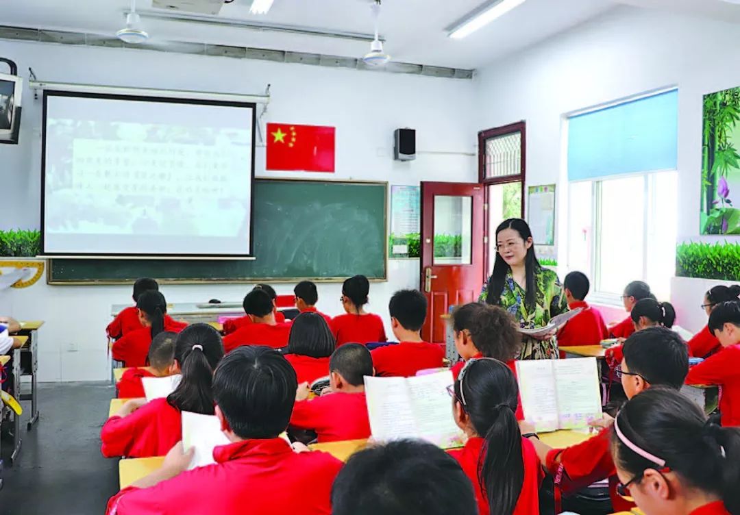 溧阳市西平小学女教师图片