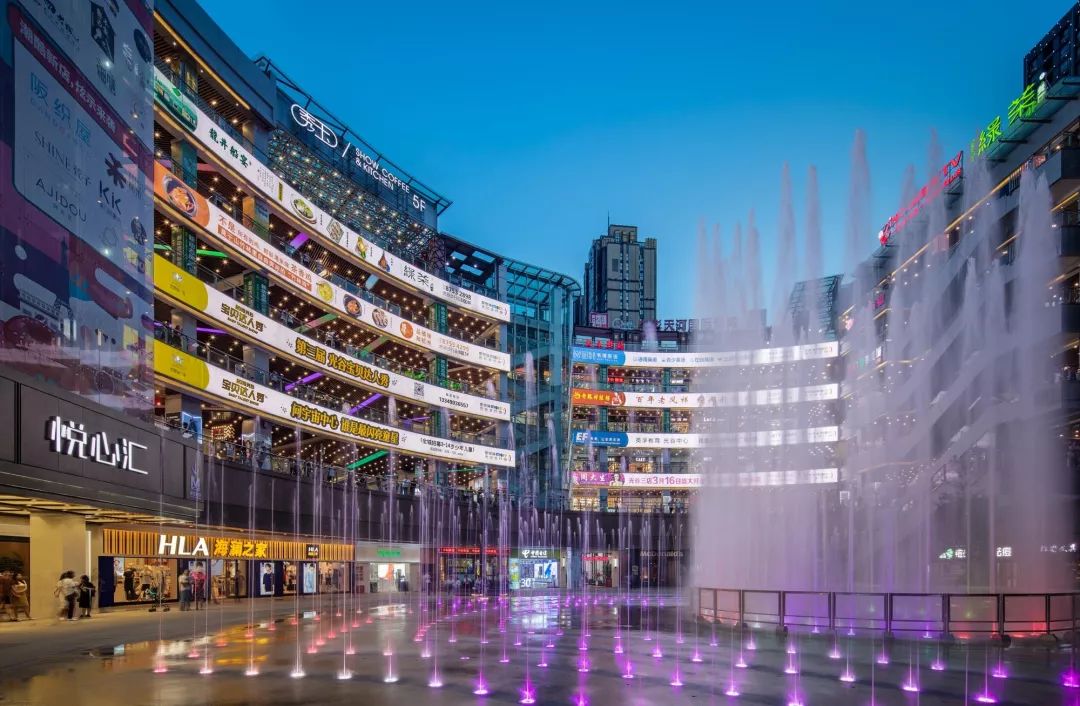 金属和石材,打造轻快明亮的城市商圈