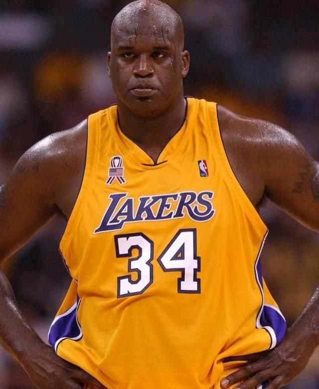 周琦羞涩吗47岁奥尼尔秀肌肉如同绿巨人衣服都要撑爆了