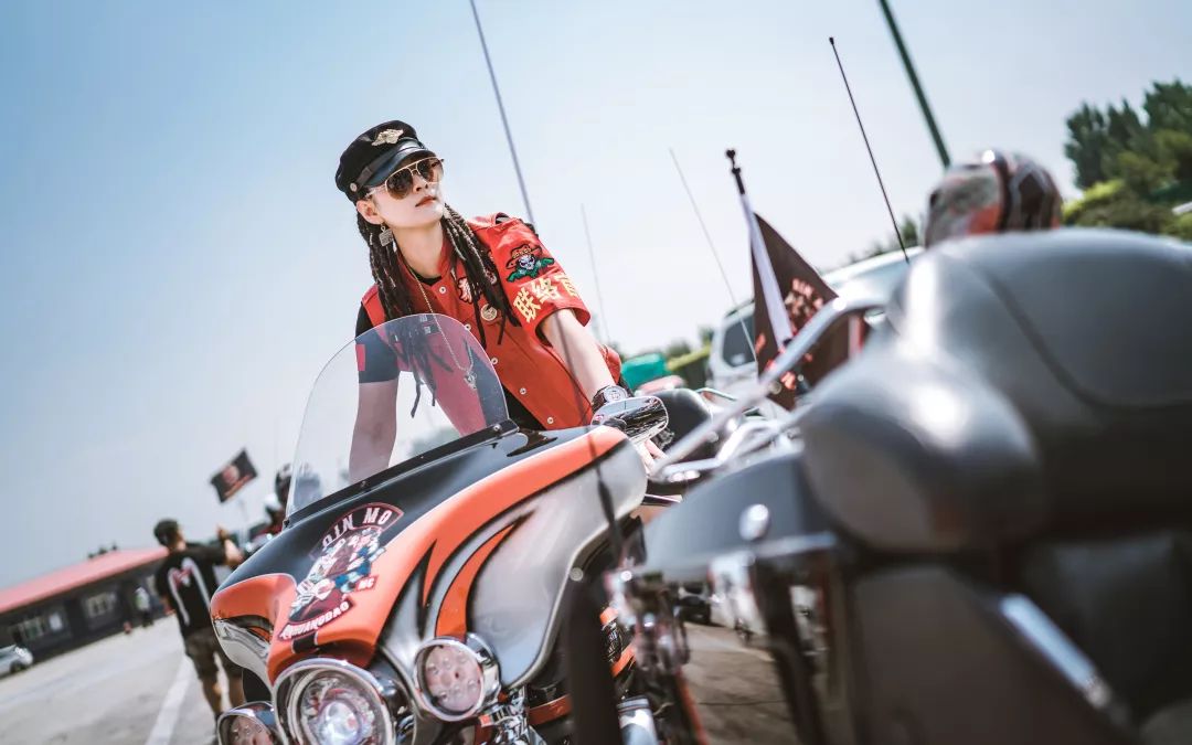 机车俱乐部装备之秦魔mc机车美女夜啤酒放荡不羁爱自由