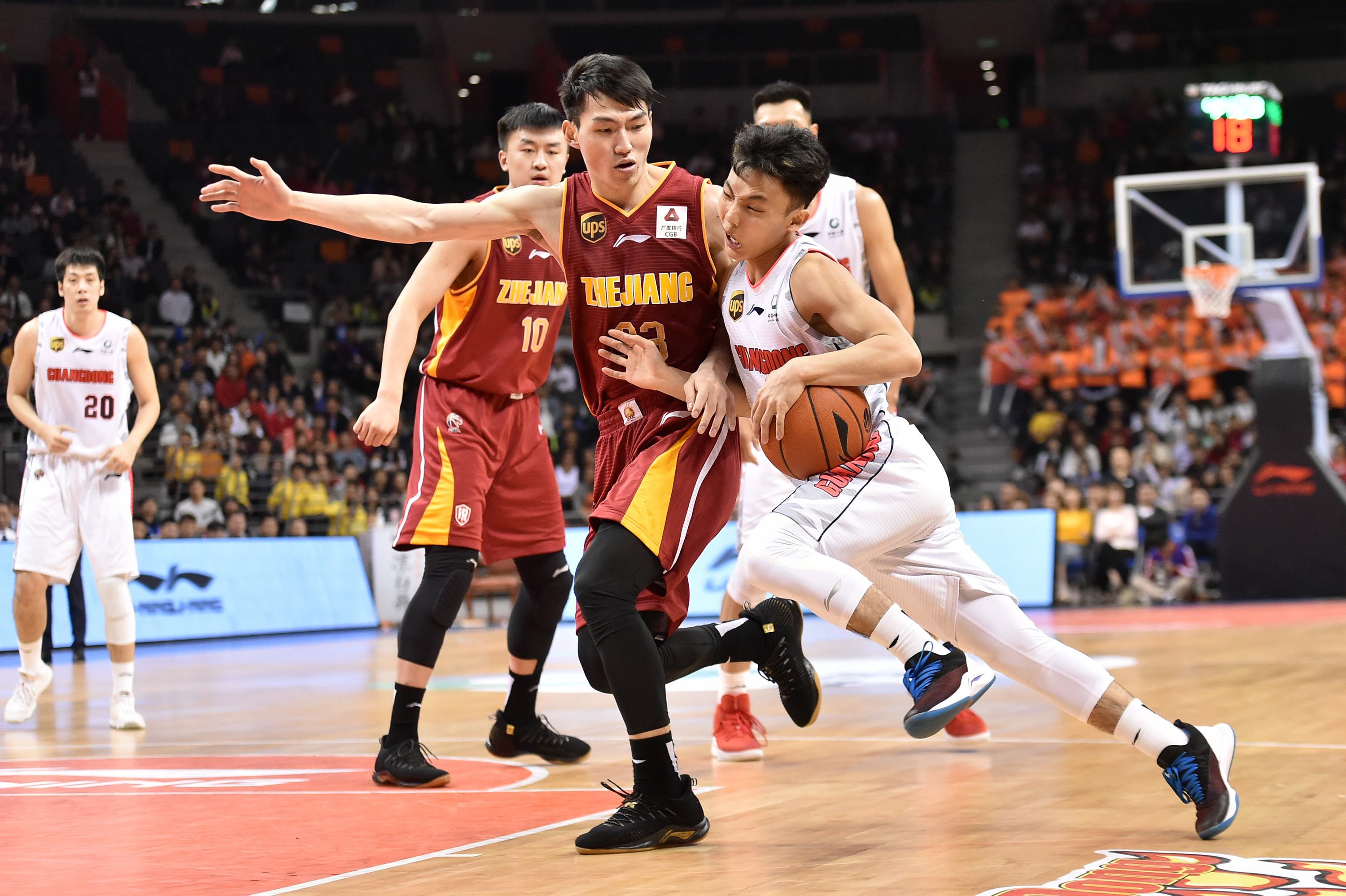 广东男篮赢得开门红,徐杰刚伤愈复出,就用一招赢得了对手的敬意