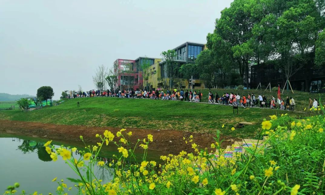 献礼新中国70华诞赤壁俄罗斯方块小镇首届藏羌民俗篝火狂欢节国庆盛大