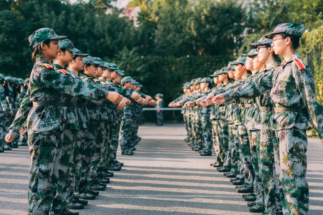 站军姿踢正步听说还有魔鬼训练