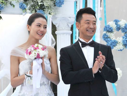 老公嫖娼被捕她却为老公退圈生子如今夫妻复出她仍魅力四射